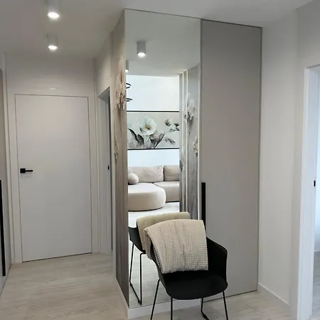 Nowy Z Dwoma Sypialniami I Garazem